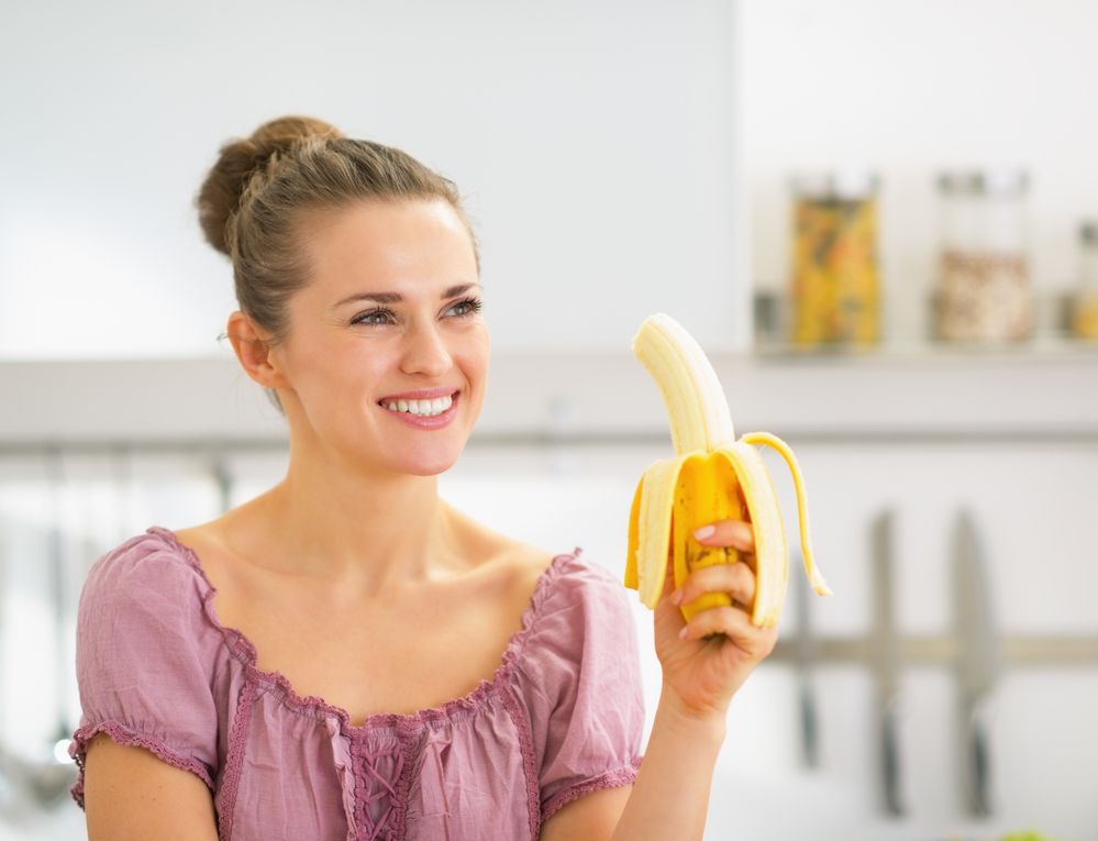 mulher comendo banana
