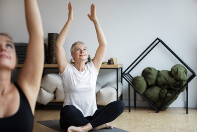 Yoga para idosos: melhorando mobilidade e humor